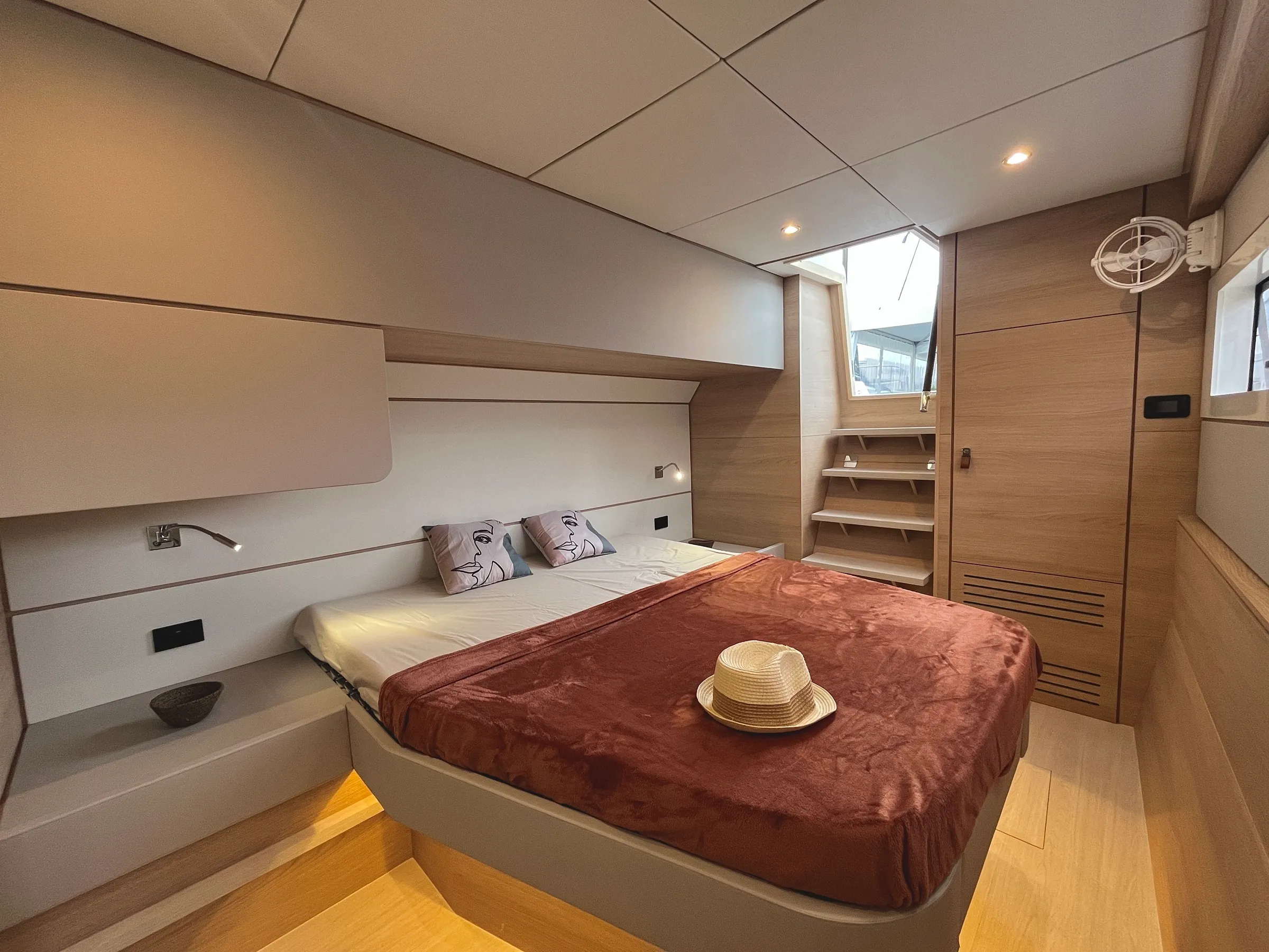 A double cabin with a hatch above the bed